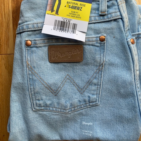 Wrangler jeans 11x32. Sized on small size. I usually wear a size 6 and these fit - Picture 1 of 7